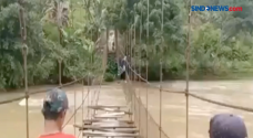 Jembatan Rusak, Warga...