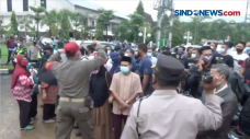 Kerumunan Warga Antre...