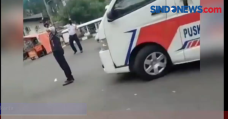 Ambulans Tertahan Mobil...