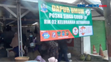 Puluhan Emak-Emak Bantu...