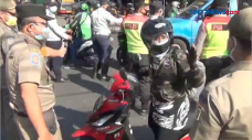 Tak Terima Disekat,...