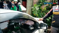 Mobil Tabrak Pohon di...