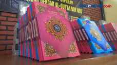 Polisi Bagikan Buku...