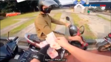 Viral! Youtuber Bagi-bagi...