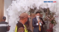 Petugas Gabungan Bubarkan...