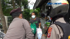Aparat Bagikan Paket...