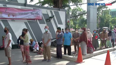Antrean Warga Padati...