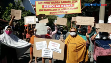 Puluhan Warga Demo Tolak...