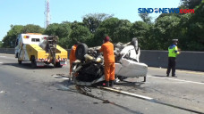 Diduga Pecah Ban, Minibus...
