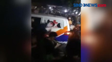 Sebuah Ambulans Pengangkut...