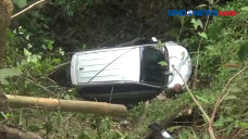 Mobil Terjun ke Jurang...