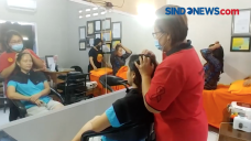 Pengunjung Salon di...