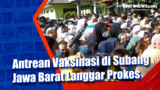 Antrean Vaksinasi di...