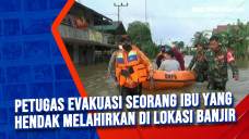 Petugas Evakuasi Seorang...