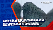 Video Orang Panjat Patung...