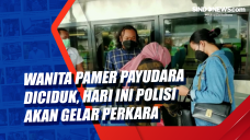 Wanita Pamer Payudara...