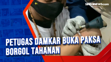 Petugas Damkar Buka...
