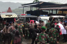 3 Jenazah Polisi Diterbangkan...