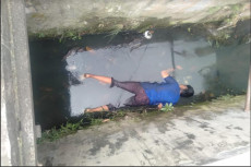 Mayat Mengambang di...