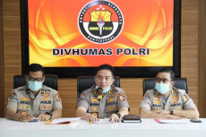 Polri Beri Bantuan Uang...