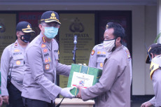 TNI-Polri Bagikan Ratusan...