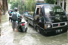 Banjir di Lamongan Meluas,...