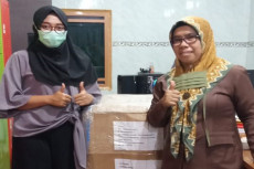 Tim GKI Serahkan Bantuan...