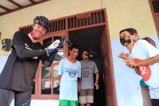 Stok Sembako Menipis,...