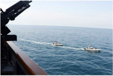 Kapal Iran Lakukan Manuver...