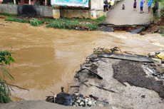 Kali Angke Meluap, Jembatan...