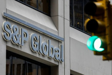 S&P Turunkan Prospek...