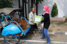 Tukang Becak Kaget Dibangunkan...