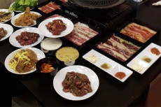 Menikmati Makanan Korea,...