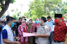 Warga Pangandaran yang...