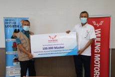 Wuling Serahkan 100.000...
