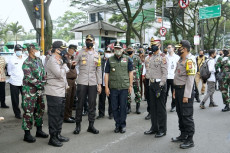 Tinjau PSBB Bandung...