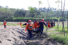 Pemancing Hanyut Terseret...