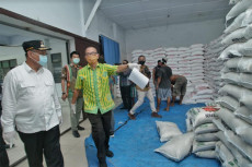 Akhyar Tinjau Stok Bahan...