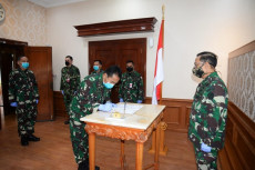 Brigjen TNI Totok Serahkan...