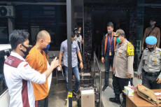 Sadis, Kepala Ditembak...