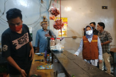 Buka Saat Jam Malam,...