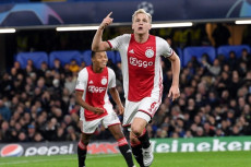 Gelandang Ajax Bebas...
