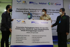 Astra Serahkan Perlengkapan...