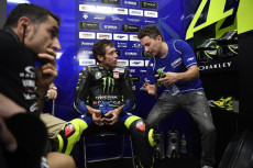 Lorenzo Geregetan Menanti...