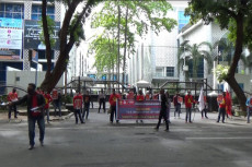 Terapkan Social Distancing,...