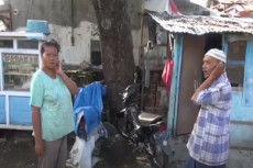 Tinggal di Rumah Bedeng,...