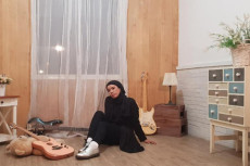 Rilis Single Tik Tok,...