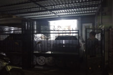 Penghuni Rumah Lawan...
