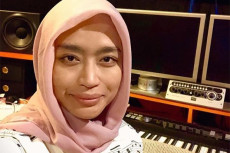 Tya Subiakto, dari Panggung...