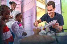 Federer Donasi Makan...